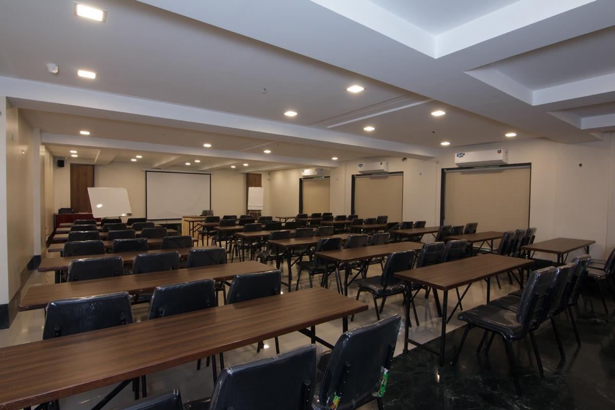 Hotel The Metropole Phase II Lonavala Buitenkant foto